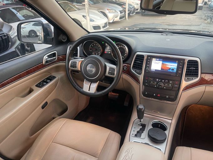 Подержанный Jeep Grand Cherokee IV (WK2) Рестайлинг, 3.6 л, 2014 в Шардже от Al Suraj Al Muneer Used Cars Черный цвет. GCC | AUTO.AE