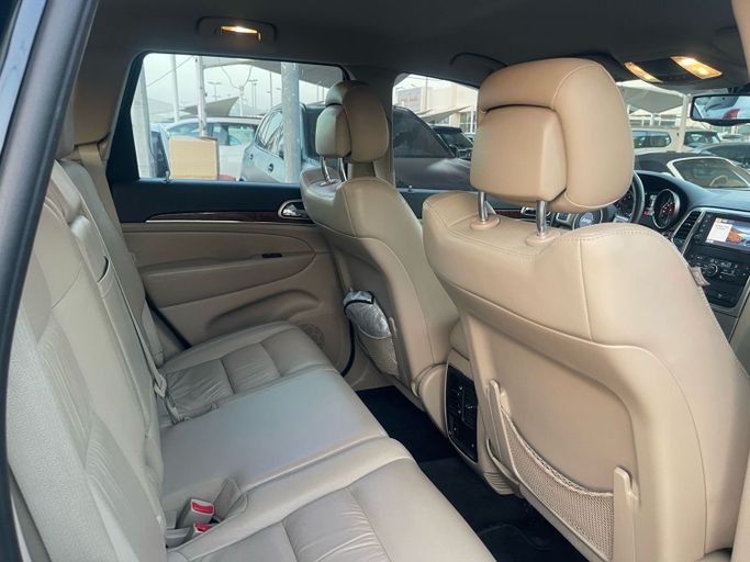 Подержанный Jeep Grand Cherokee IV (WK2) Рестайлинг, 3.6 л, 2014 в Шардже от Al Suraj Al Muneer Used Cars Черный цвет. GCC | AUTO.AE