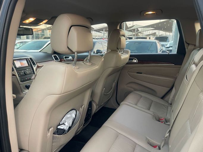 Подержанный Jeep Grand Cherokee IV (WK2) Рестайлинг, 3.6 л, 2014 в Шардже от Al Suraj Al Muneer Used Cars Черный цвет. GCC | AUTO.AE