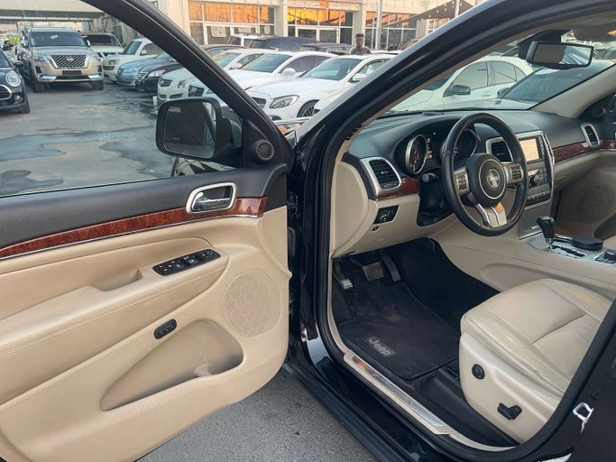 Подержанный Jeep Grand Cherokee IV (WK2) Рестайлинг, 3.6 л, 2014 в Шардже от Al Suraj Al Muneer Used Cars Черный цвет. GCC | AUTO.AE