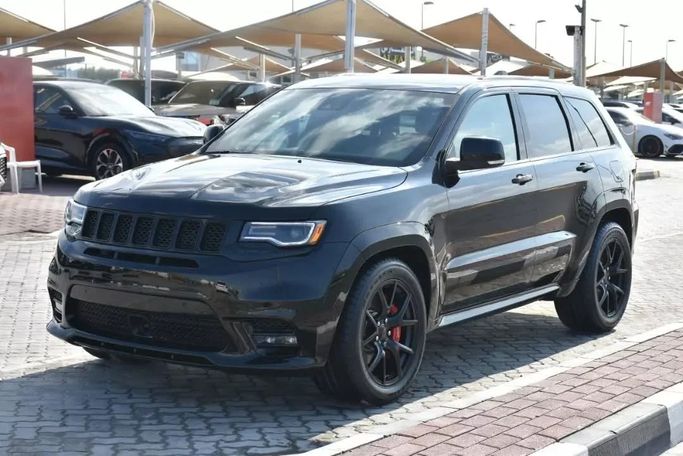 Подержанный Jeep Grand Cherokee SRT IV (WK2) Рестайлинг, 6.4 л, 2019 в Шардже от Alfaris Used Cars Серый цвет. Other | AUTO.AE