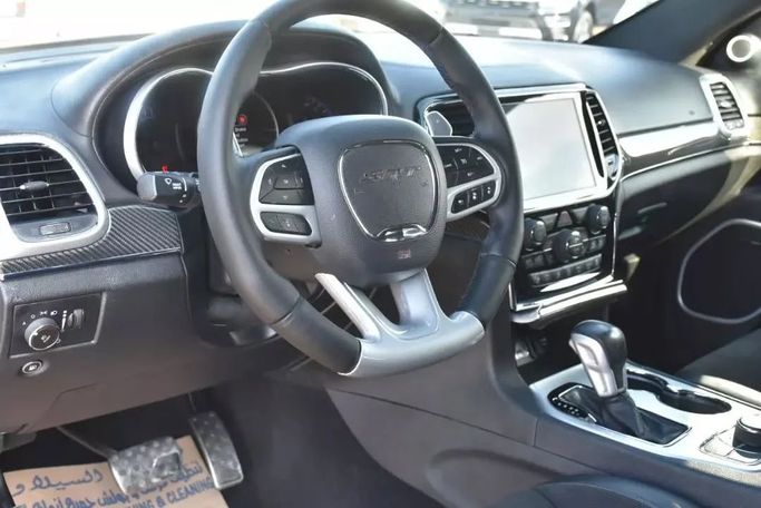 Подержанный Jeep Grand Cherokee SRT IV (WK2) Рестайлинг, 6.4 л, 2019 в Шардже от Alfaris Used Cars Серый цвет. Other | AUTO.AE