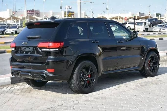 Подержанный Jeep Grand Cherokee SRT IV (WK2) Рестайлинг, 6.4 л, 2019 в Шардже от Alfaris Used Cars Серый цвет. Other | AUTO.AE