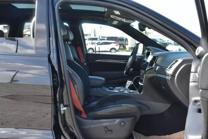 Подержанный Jeep Grand Cherokee SRT IV (WK2) Рестайлинг, 6.4 л, 2019 в Шардже от Alfaris Used Cars Серый цвет. Other | AUTO.AE