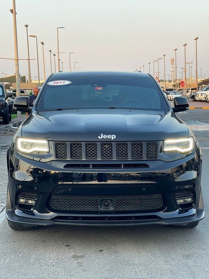 Подержанный Jeep Grand Cherokee SRT IV (WK2) Рестайлинг, 6.4 л, 2017 в Шардже от Taj Al Impratoor Used Cars Черный цвет. GCC | AUTO.AE