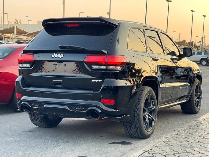 Подержанный Jeep Grand Cherokee SRT IV (WK2) Рестайлинг, 6.4 л, 2017 в Шардже от Taj Al Impratoor Used Cars Черный цвет. GCC | AUTO.AE