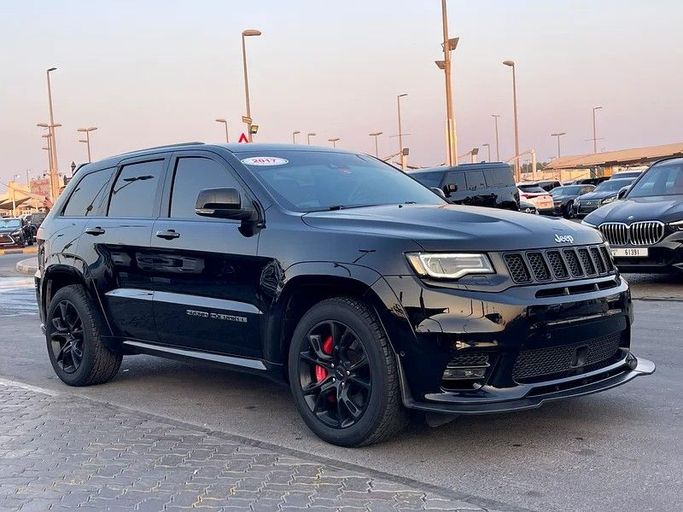 Подержанный Jeep Grand Cherokee SRT IV (WK2) Рестайлинг, 6.4 л, 2017 в Шардже от Taj Al Impratoor Used Cars Черный цвет. GCC | AUTO.AE