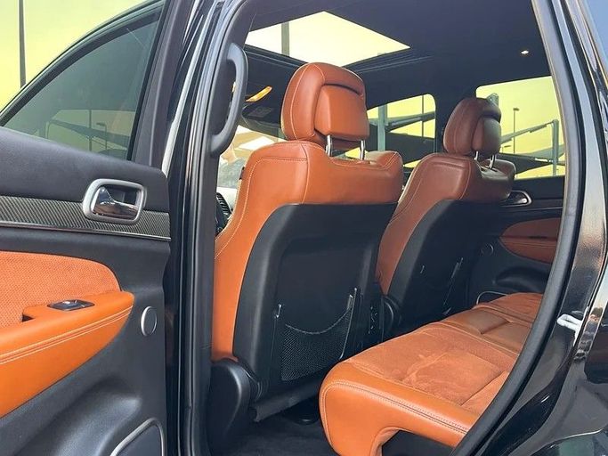 Подержанный Jeep Grand Cherokee SRT IV (WK2) Рестайлинг, 6.4 л, 2017 в Шардже от Taj Al Impratoor Used Cars Черный цвет. GCC | AUTO.AE