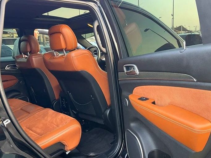 Подержанный Jeep Grand Cherokee SRT IV (WK2) Рестайлинг, 6.4 л, 2017 в Шардже от Taj Al Impratoor Used Cars Черный цвет. GCC | AUTO.AE