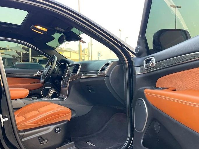 Подержанный Jeep Grand Cherokee SRT IV (WK2) Рестайлинг, 6.4 л, 2017 в Шардже от Taj Al Impratoor Used Cars Черный цвет. GCC | AUTO.AE