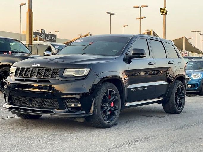 Подержанный Jeep Grand Cherokee SRT IV (WK2) Рестайлинг, 6.4 л, 2017 в Шардже от Taj Al Impratoor Used Cars Черный цвет. GCC | AUTO.AE