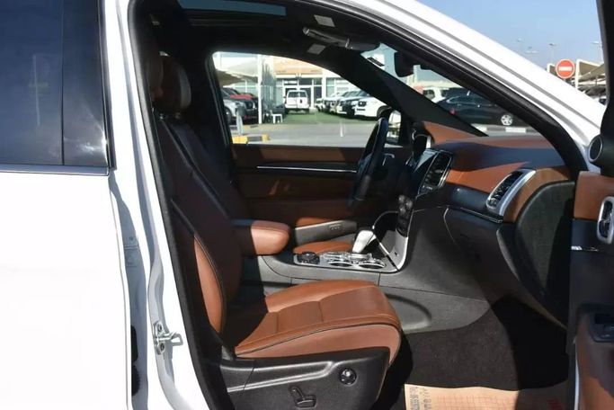 Used Jeep Grand Cherokee IV (WK2) Facelift, 3.6 l, 2021 in Sharjah by Alfaris Used Cars, White color. Other | AUTO.AE