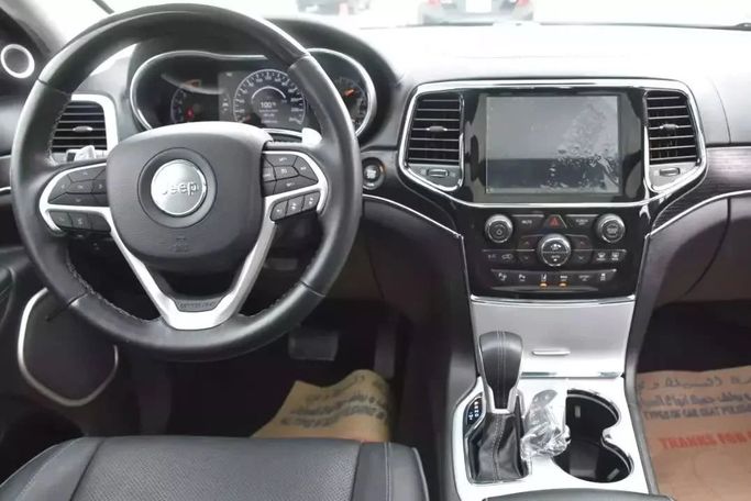 Подержанный Jeep Grand Cherokee IV (WK2) Рестайлинг, 5.7 л, 2020 в Шардже от Alfaris Used Cars Черный цвет. Other | AUTO.AE