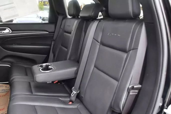 Подержанный Jeep Grand Cherokee IV (WK2) Рестайлинг, 5.7 л, 2020 в Шардже от Alfaris Used Cars Черный цвет. Other | AUTO.AE