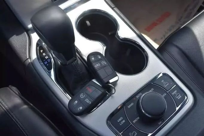 Used Jeep Grand Cherokee IV (WK2) Facelift, 3.6 l, 2018 in Sharjah by Alfaris Used Cars, Grey color. Other | AUTO.AE