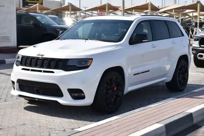 Подержанный Jeep Grand Cherokee SRT IV (WK2) Рестайлинг, 6.4 л, 2019 в Шардже от Alfaris Used Cars Белый цвет. Other | AUTO.AE