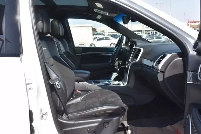 Подержанный Jeep Grand Cherokee SRT IV (WK2) Рестайлинг, 6.4 л, 2019 в Шардже от Alfaris Used Cars Белый цвет. Other | AUTO.AE