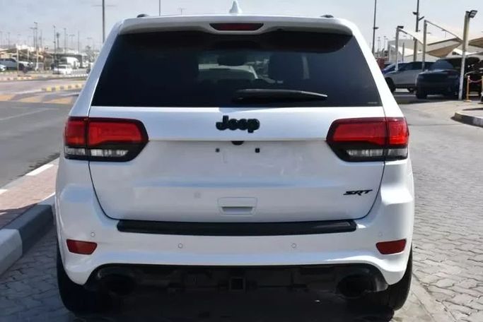 Подержанный Jeep Grand Cherokee SRT IV (WK2) Рестайлинг, 6.4 л, 2019 в Шардже от Alfaris Used Cars Белый цвет. Other | AUTO.AE