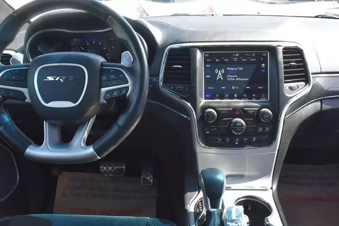 Подержанный Jeep Grand Cherokee SRT IV (WK2) Рестайлинг, 6.4 л, 2019 в Шардже от Alfaris Used Cars Белый цвет. Other | AUTO.AE