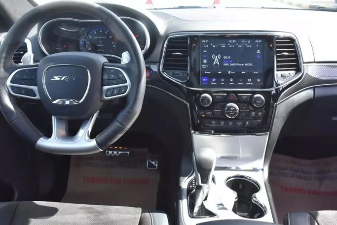 Подержанный Jeep Grand Cherokee V (WL), 5.7 л, 2021 в Шардже от Alfaris Used Cars Белый цвет. Other | AUTO.AE