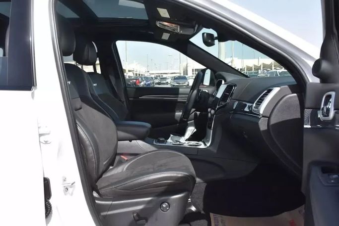 Подержанный Jeep Grand Cherokee V (WL), 5.7 л, 2021 в Шардже от Alfaris Used Cars Белый цвет. Other | AUTO.AE