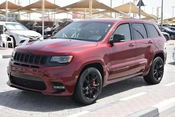 Подержанный Jeep Grand Cherokee SRT IV (WK2) Рестайлинг, 6.4 л, 2020 в Шардже от Alfaris Used Cars Красный цвет. Other | AUTO.AE