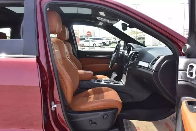 Подержанный Jeep Grand Cherokee SRT IV (WK2) Рестайлинг, 6.4 л, 2020 в Шардже от Alfaris Used Cars Красный цвет. Other | AUTO.AE