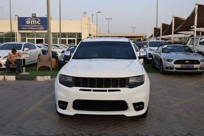 Подержанный Jeep Grand Cherokee IV (WK2) Рестайлинг, 3.6 л, 2017 в Шардже от OMC Used Cars Белый цвет. Американская | AUTO.AE