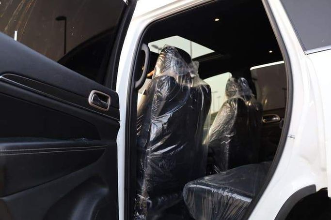 Подержанный Jeep Grand Cherokee IV (WK2) Рестайлинг, 3.6 л, 2017 в Шардже от OMC Used Cars Белый цвет. Американская | AUTO.AE