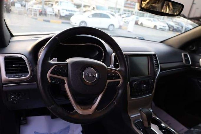 Подержанный Jeep Grand Cherokee IV (WK2) Рестайлинг, 3.6 л, 2017 в Шардже от OMC Used Cars Белый цвет. Американская | AUTO.AE