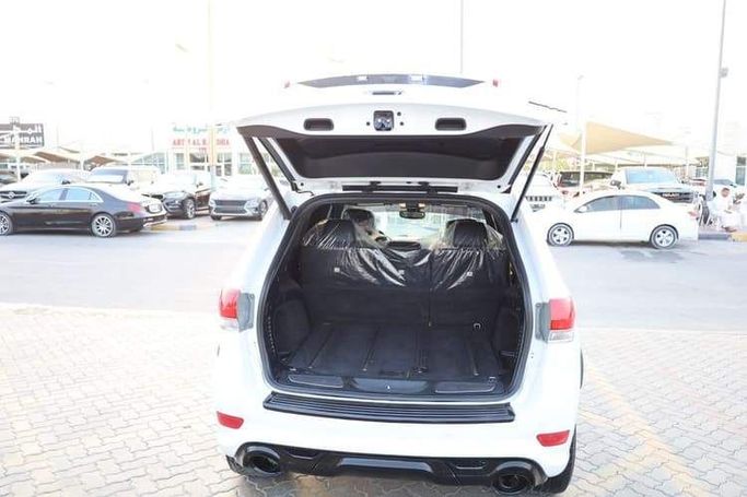 Подержанный Jeep Grand Cherokee IV (WK2) Рестайлинг, 3.6 л, 2017 в Шардже от OMC Used Cars Белый цвет. Американская | AUTO.AE