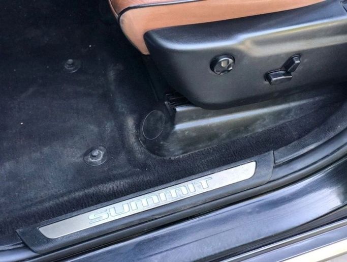 Подержанный Jeep Grand Cherokee IV (WK2) Рестайлинг, 5.7 л, 2019 в Шардже от Halla Cars Черный цвет. Американская | AUTO.AE