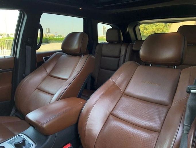 Подержанный Jeep Grand Cherokee IV (WK2) Рестайлинг, 5.7 л, 2019 в Шардже от Halla Cars Черный цвет. Американская | AUTO.AE