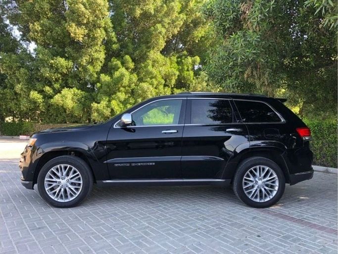 Подержанный Jeep Grand Cherokee IV (WK2) Рестайлинг, 5.7 л, 2019 в Шардже от Halla Cars Черный цвет. Американская | AUTO.AE