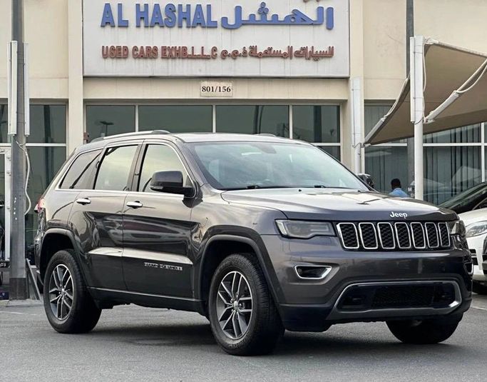 Подержанный Jeep Grand Cherokee IV (WK2) Рестайлинг, 3.0 л, 2018 в Шардже от Al Hashal Used Cars Серебристый цвет. GCC | AUTO.AE