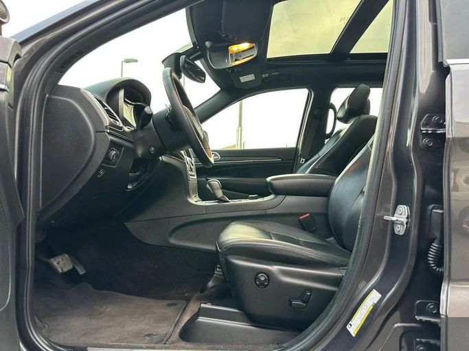 Подержанный Jeep Grand Cherokee IV (WK2) Рестайлинг, 3.0 л, 2018 в Шардже от Al Hashal Used Cars Серебристый цвет. GCC | AUTO.AE