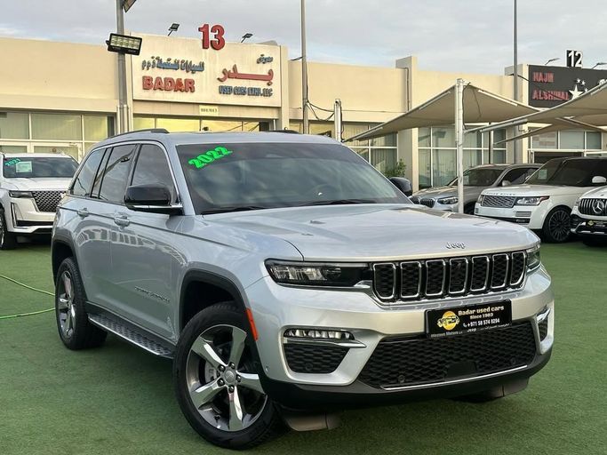 Подержанный Jeep Grand Cherokee V (WL), 3.6 л, 2022 в Шардже от Badar Used Cars Серебристый цвет.  | AUTO.AE
