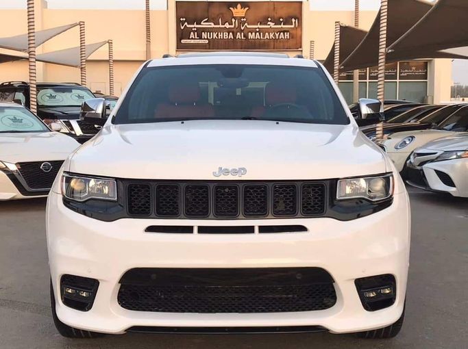 Used Jeep Grand Cherokee IV (WK2) Facelift, 5.7 l, 2017 in Sharjah by Al Nukhba Al Malakyah Used Cars, White color. American Specs | AUTO.AE