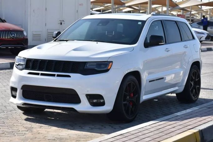 Подержанный Jeep Grand Cherokee SRT IV (WK2) Рестайлинг, 6.4 л, 2020 в Шардже от Alfaris Used Cars Белый цвет. Other | AUTO.AE