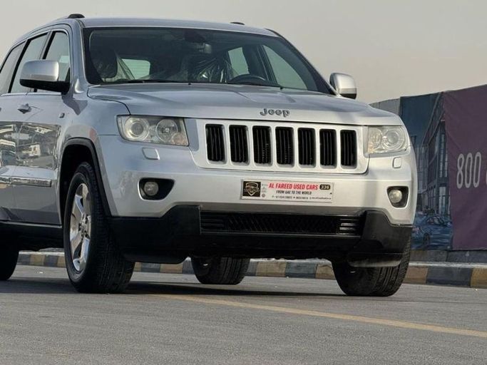 Подержанный Jeep Grand Cherokee IV (WK2), 3.6 л, 2012 в Шардже от Al Fareed Used Cars Серебристый цвет. GCC | AUTO.AE