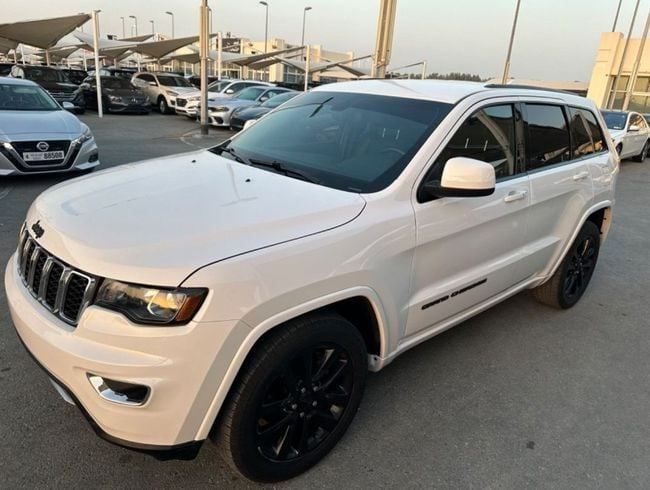 مستعملة Jeep Grand Cherokee عملية شد الوجه IV (WK2), 3.6 l, 2020 في في الشارقة من Emirates & Gulf used cars، اللون أبيض. المواصفات الأمريكية | AUTO.AE