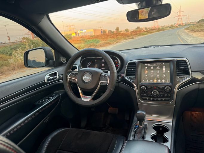 مستعملة Jeep Grand Cherokee عملية فيس ليفت IV (WK2)، 3.6 لتر، 2017 في الإمارات، الشارقة من Hatta Used Cars، اللون أبيض. مواصفات الخليج | AUTO.AE | إعلان #296169 — صورة 18 من 23