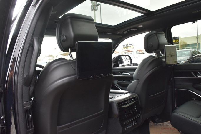 Подержанный Jeep Wagoneer Grand WS, 3.0 л, 2023 в Шардже от Alfaris Used Cars Черный цвет.  | AUTO.AE