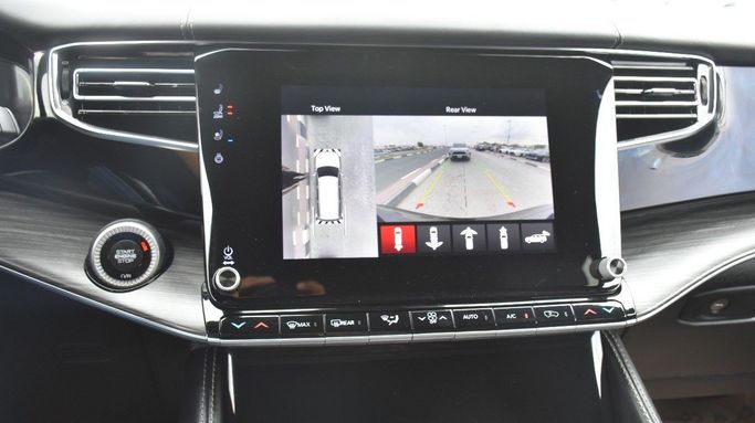 Подержанный Jeep Wagoneer Grand WS, 3.0 л, 2023 в Шардже от Alfaris Used Cars Черный цвет.  | AUTO.AE