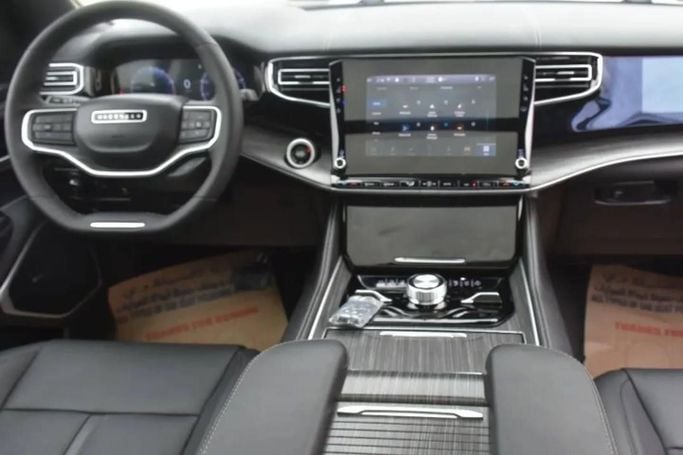Подержанный Jeep Wagoneer WS, 5.7 л, 2023 в Шардже от Alfaris Used Cars Черный цвет. Other | AUTO.AE