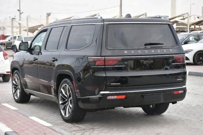 Подержанный Jeep Wagoneer WS, 5.7 л, 2023 в Шардже от Alfaris Used Cars Черный цвет. Other | AUTO.AE