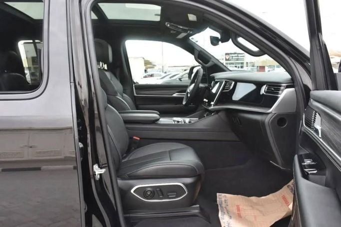 Подержанный Jeep Wagoneer WS, 5.7 л, 2023 в Шардже от Alfaris Used Cars Черный цвет. Other | AUTO.AE