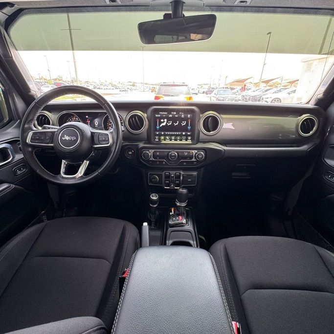 Подержанный Jeep Wrangler IV (JL), 3.6 л, 2022 в Шардже от Alfaris Used Cars Серый цвет.  | AUTO.AE
