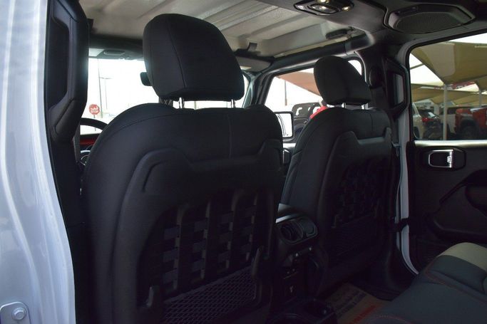 Подержанный Jeep Wrangler IV (JL), 2.0 л, 2022 в Шардже от Alfaris Used Cars Белый цвет.  | AUTO.AE