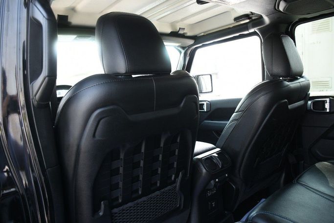 Подержанный Jeep Wrangler 4xe IV (JL) Рестайлинг, 2.0 л, 2023 в Шардже от Alfaris Used Cars Черный цвет.  | AUTO.AE